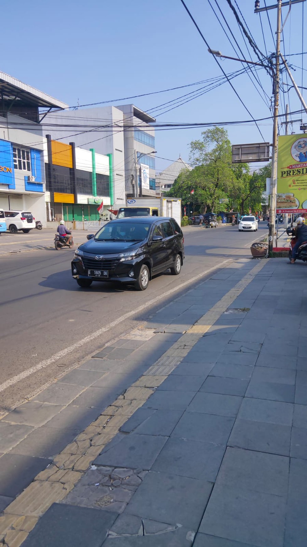 Lokasi strategis terletak di jalan raya