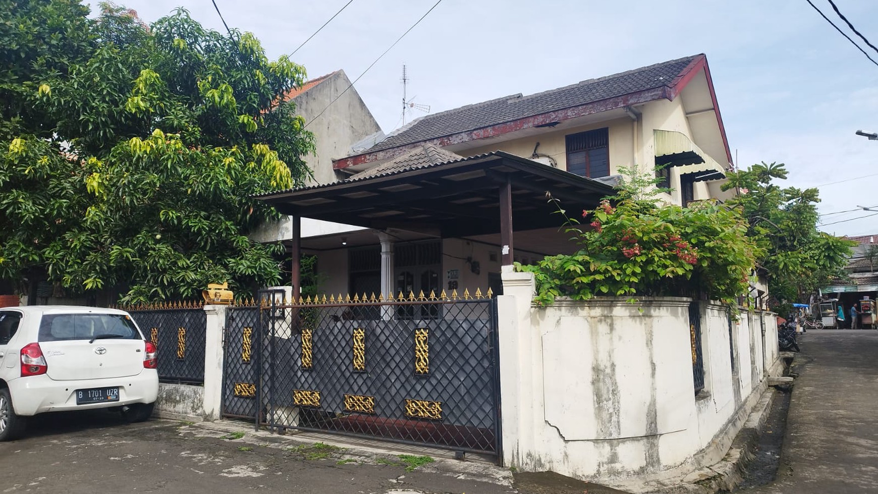 Rumah Hoek 2 lantai ,perlu renov ,Cocok buat Kost di Kramat Jati