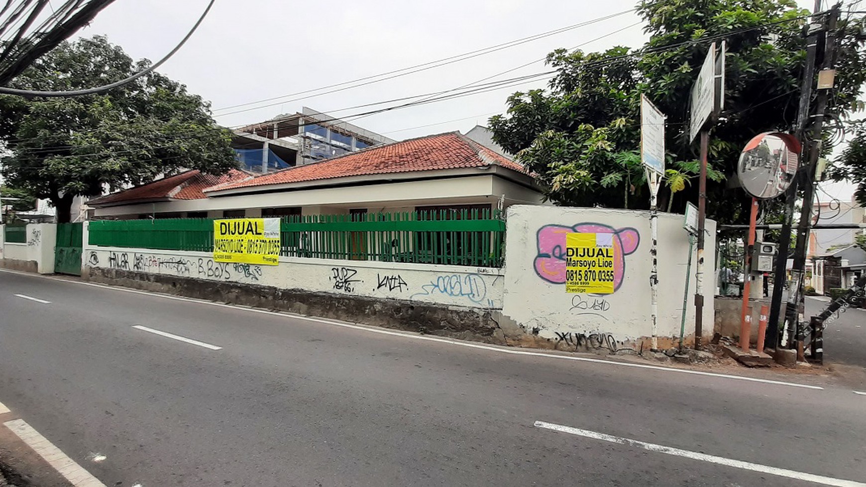 Rumah hoek ex Kantor, Kusen Jati cocok kost2an-ruko-kantor 400m dari Binus universitas di Kemanggisan