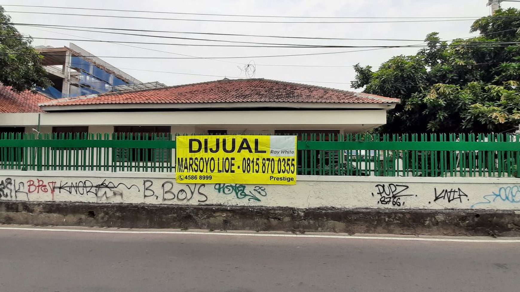 Rumah hoek ex Kantor, Kusen Jati cocok kost2an-ruko-kantor 400m dari Binus universitas di Kemanggisan