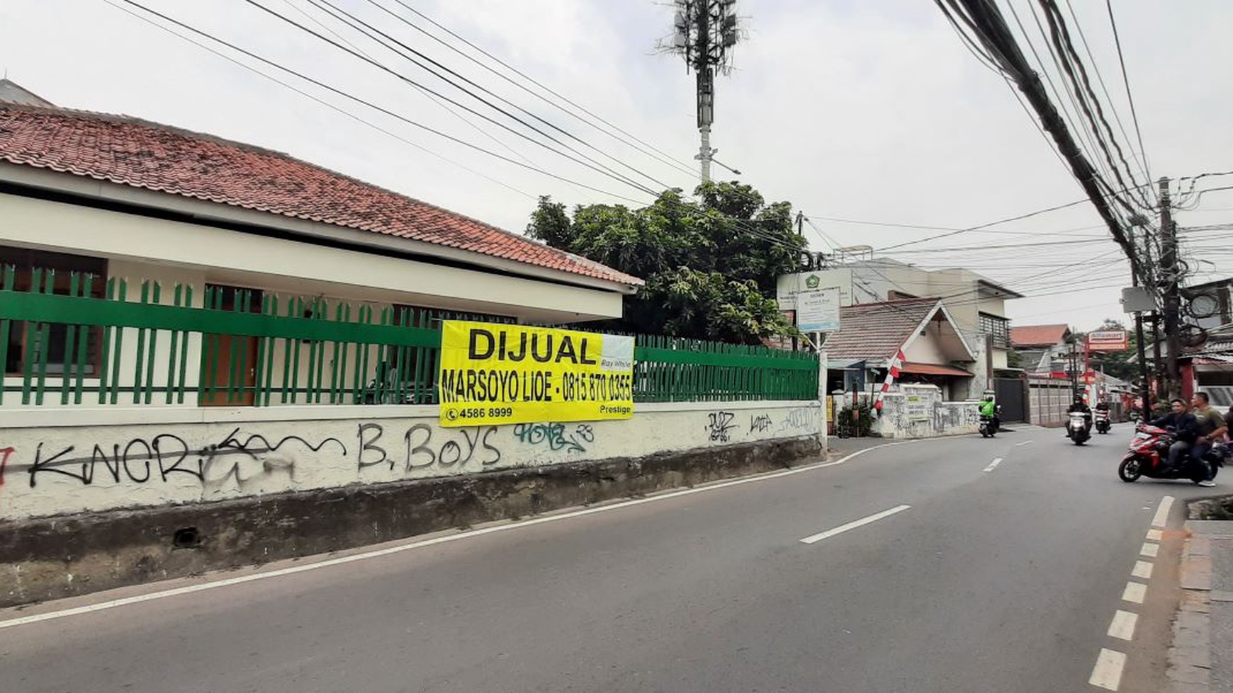 Rumah hoek ex Kantor, Kusen Jati cocok kost2an-ruko-kantor 400m dari Binus universitas di Kemanggisan