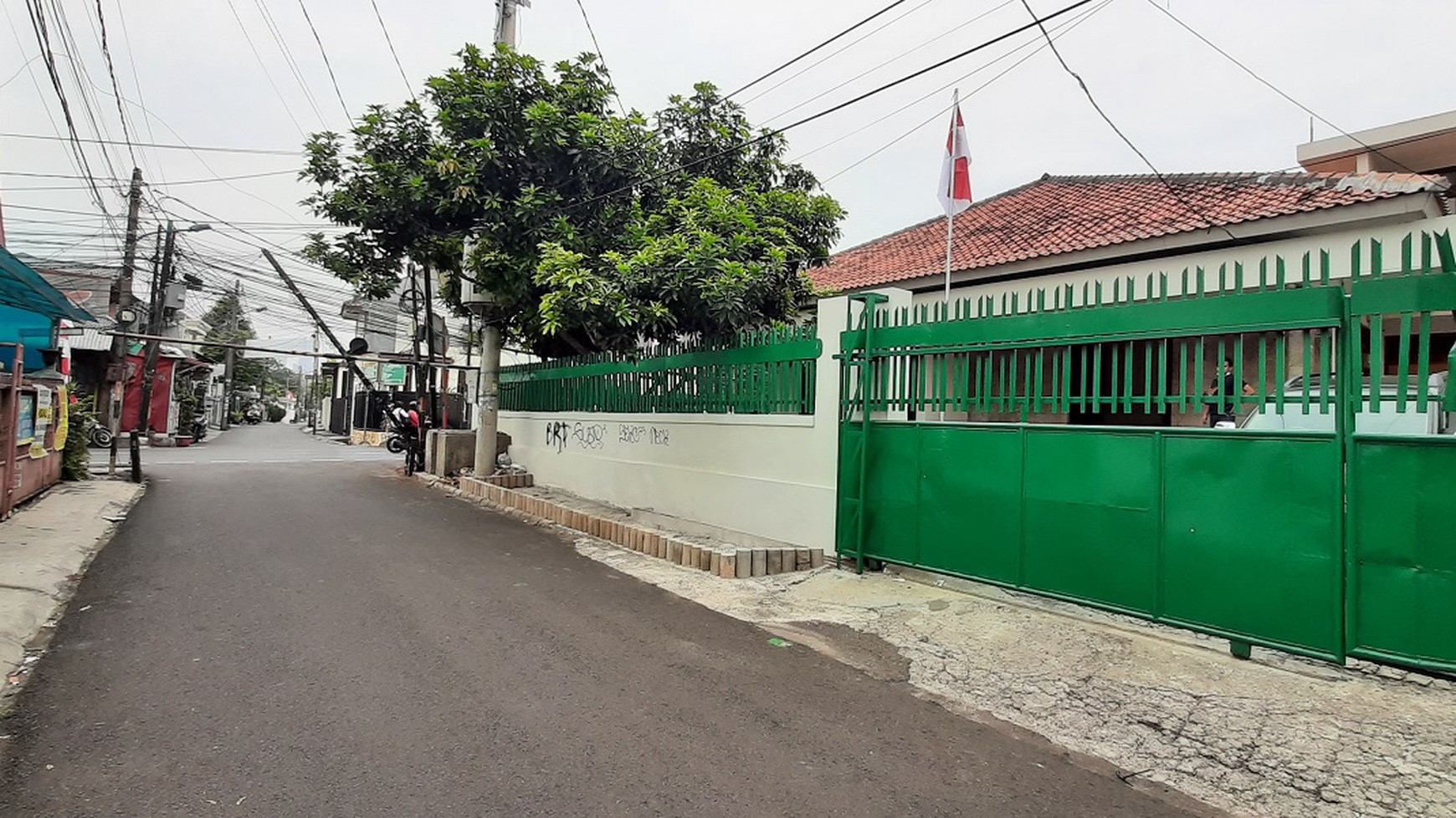 Rumah hoek ex Kantor, Kusen Jati cocok kost2an-ruko-kantor 400m dari Binus universitas di Kemanggisan