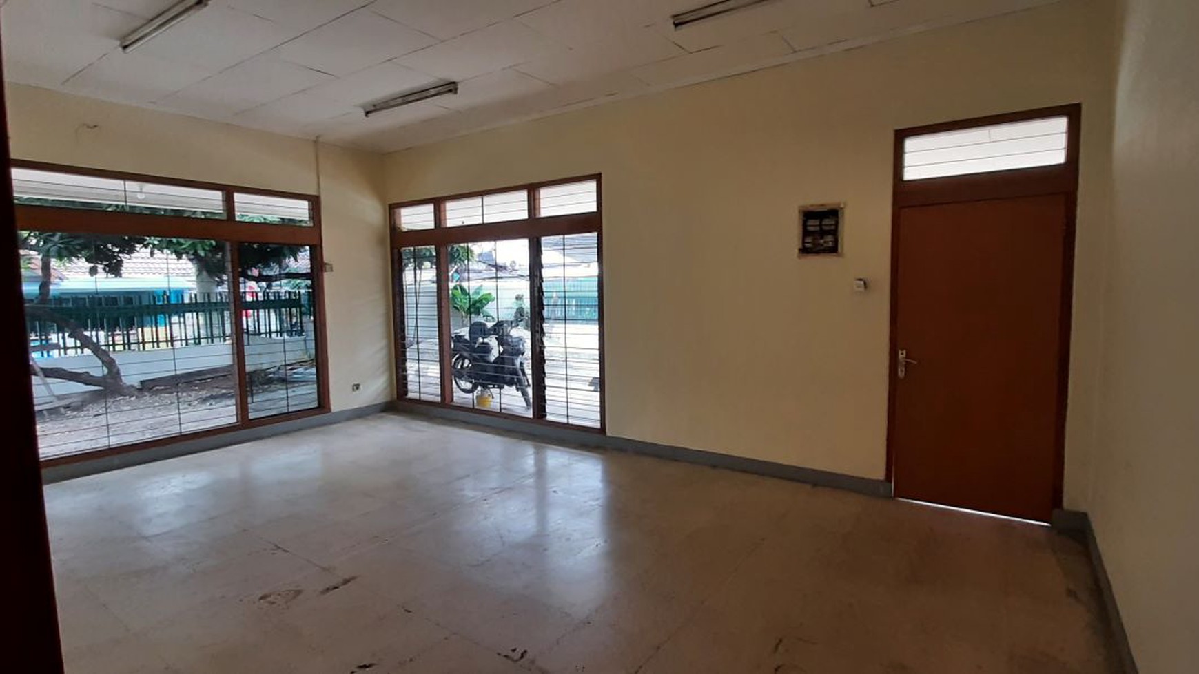 Rumah hoek ex Kantor, Kusen Jati cocok kost2an-ruko-kantor 400m dari Binus universitas di Kemanggisan