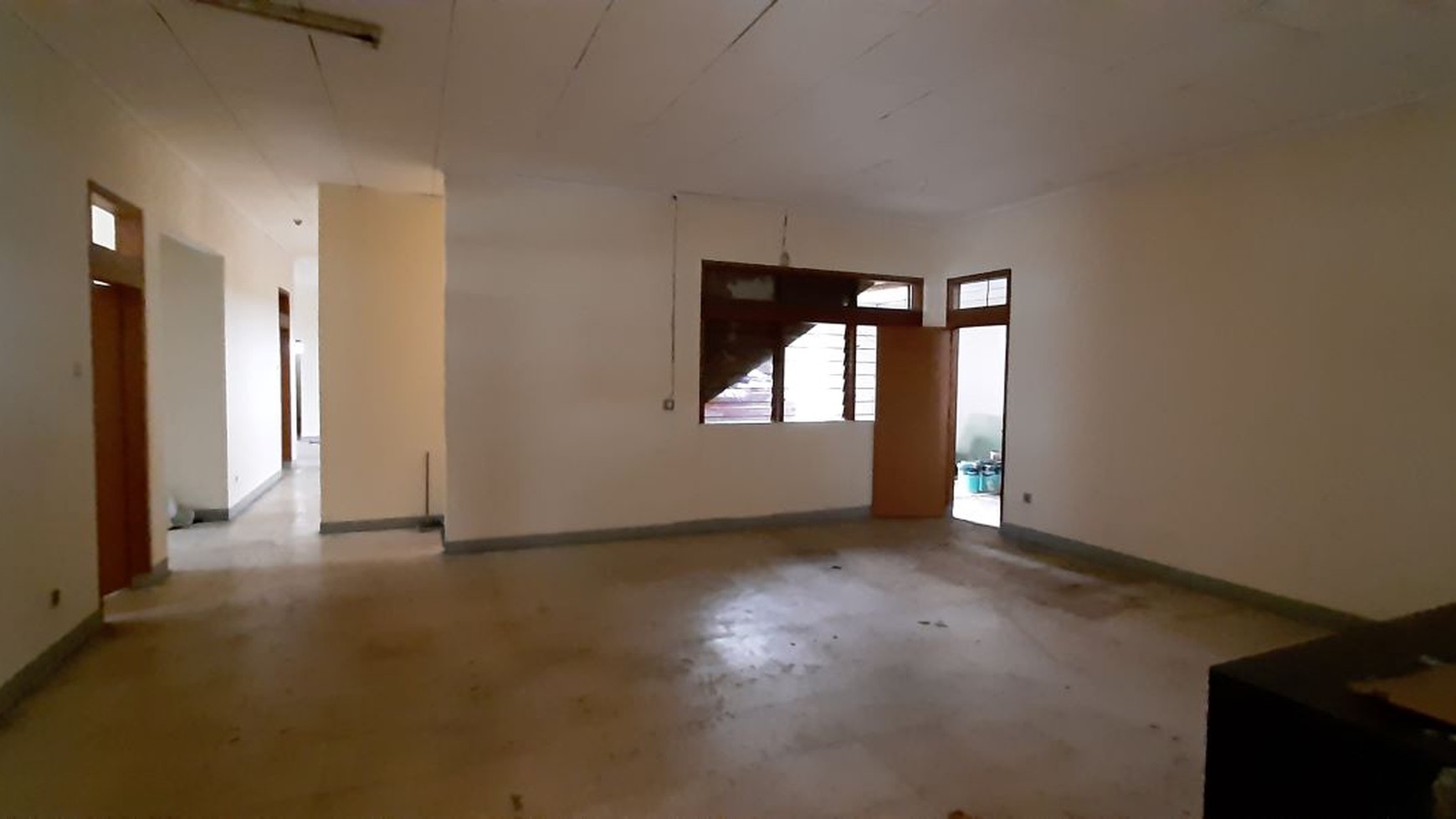 Rumah hoek ex Kantor, Kusen Jati cocok kost2an-ruko-kantor 400m dari Binus universitas di Kemanggisan