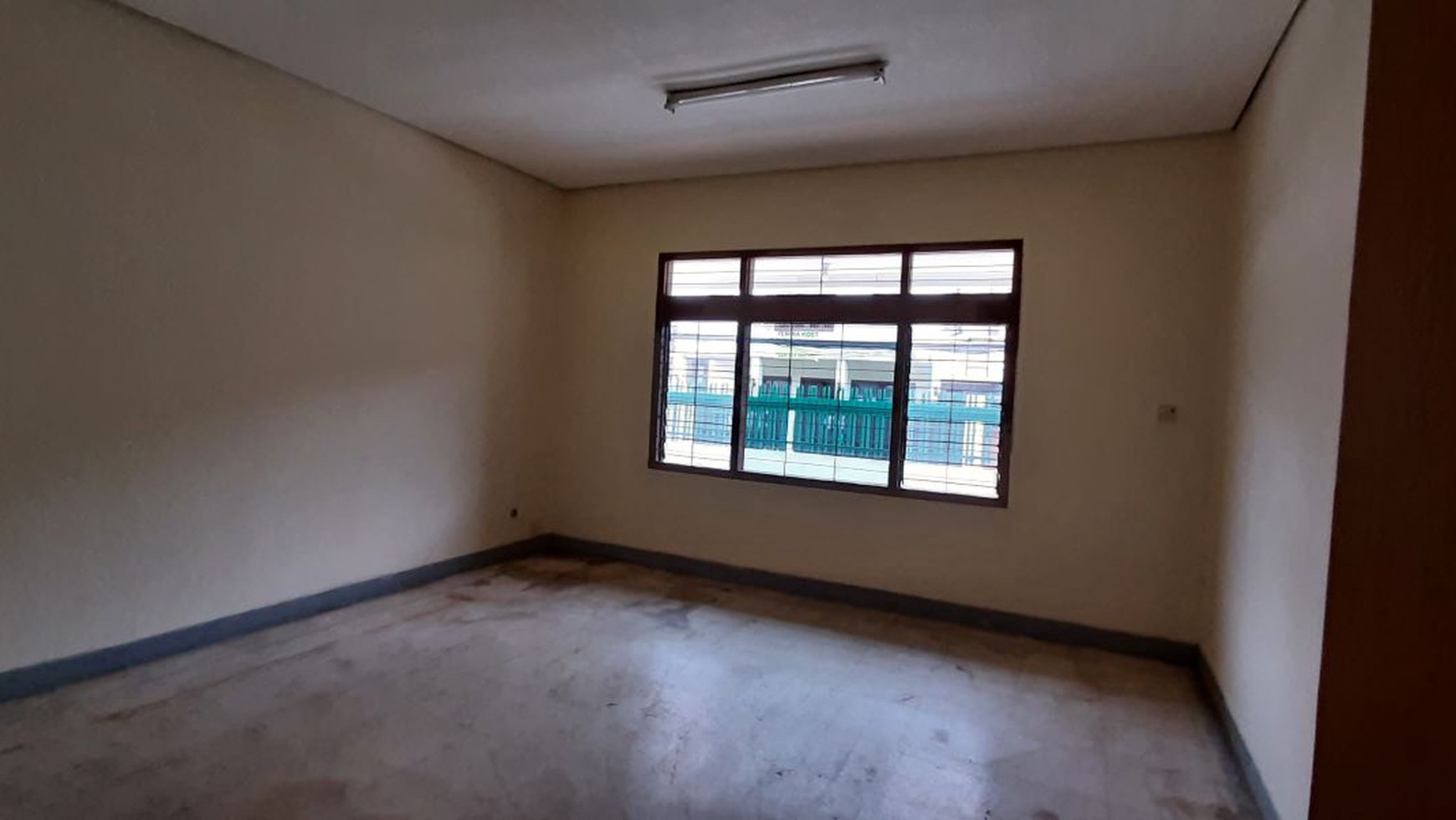 Rumah hoek ex Kantor, Kusen Jati cocok kost2an-ruko-kantor 400m dari Binus universitas di Kemanggisan