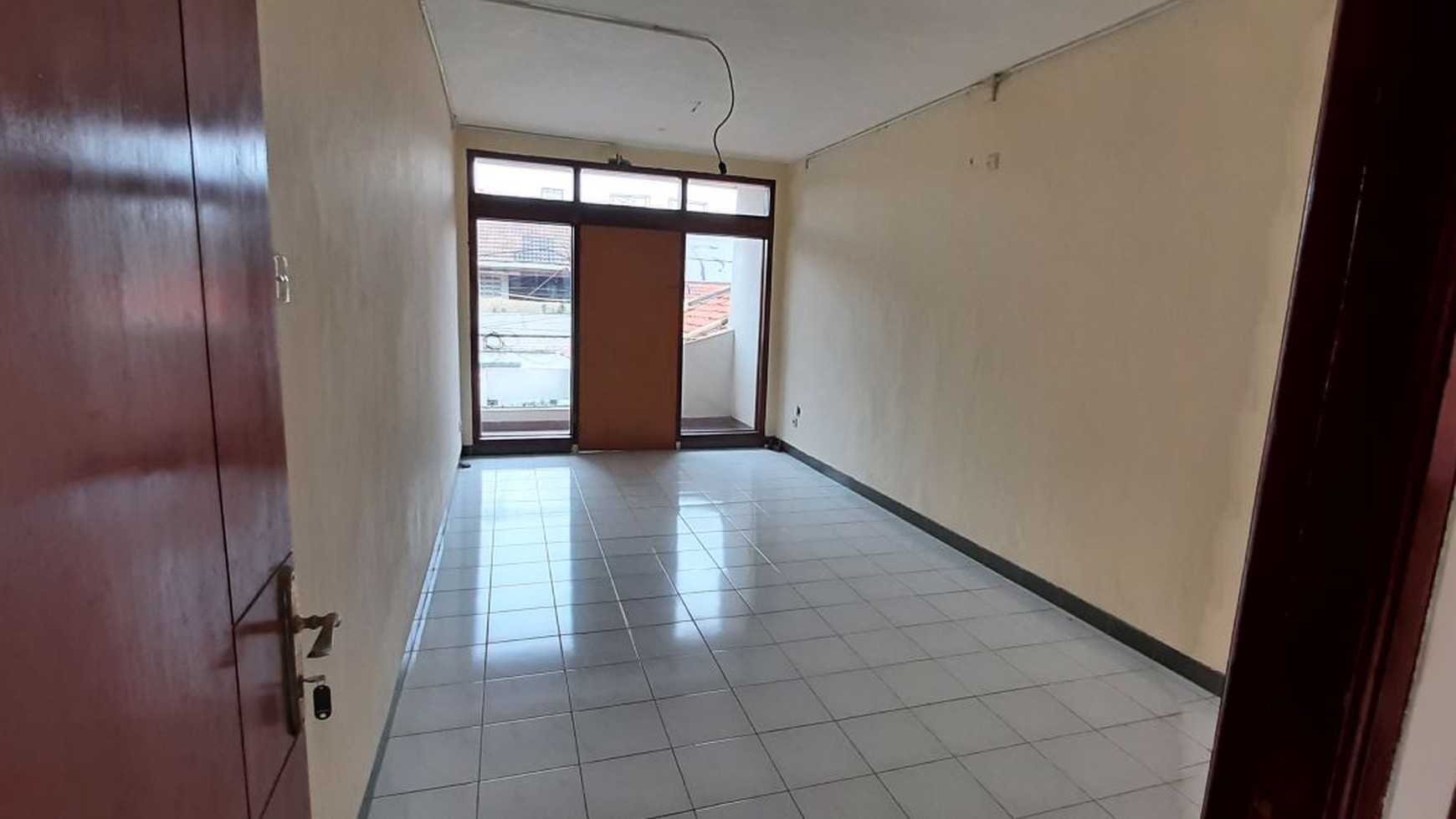 Rumah hoek ex Kantor, Kusen Jati cocok kost2an-ruko-kantor 400m dari Binus universitas di Kemanggisan