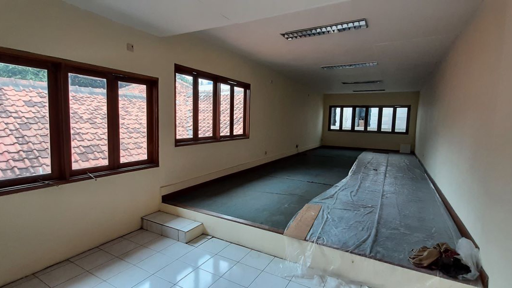 Rumah hoek ex Kantor, Kusen Jati cocok kost2an-ruko-kantor 400m dari Binus universitas di Kemanggisan