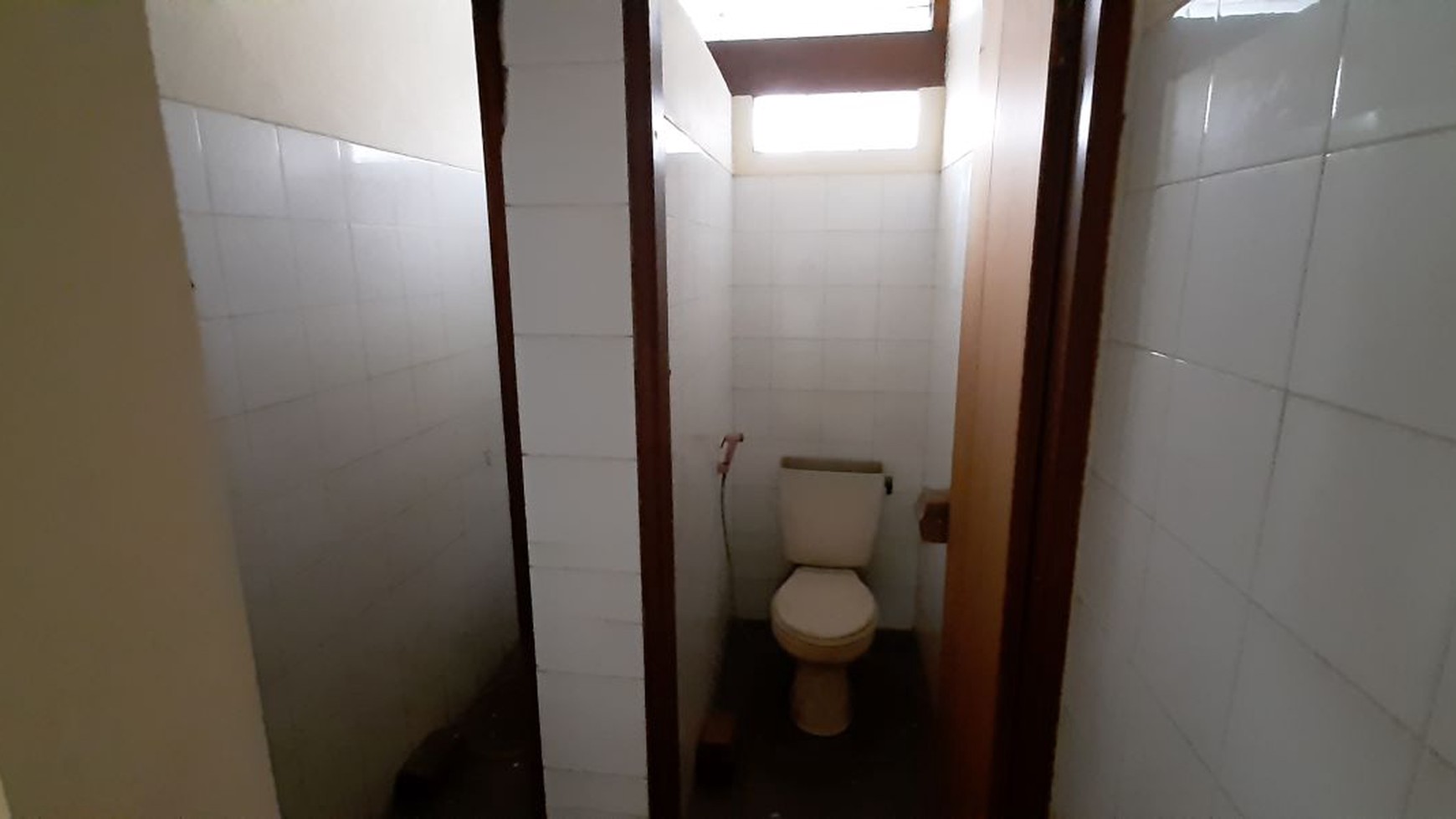 Rumah hoek ex Kantor, Kusen Jati cocok kost2an-ruko-kantor 400m dari Binus universitas di Kemanggisan