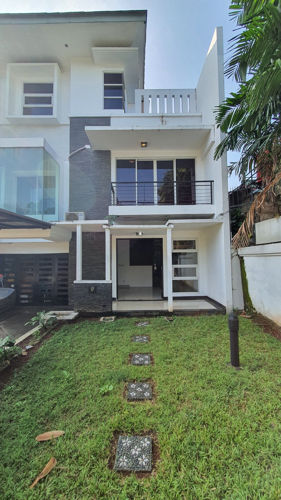 Rumah Cantik Split Level dengan Kolam Renang Andara Royal Fountain TownHouse