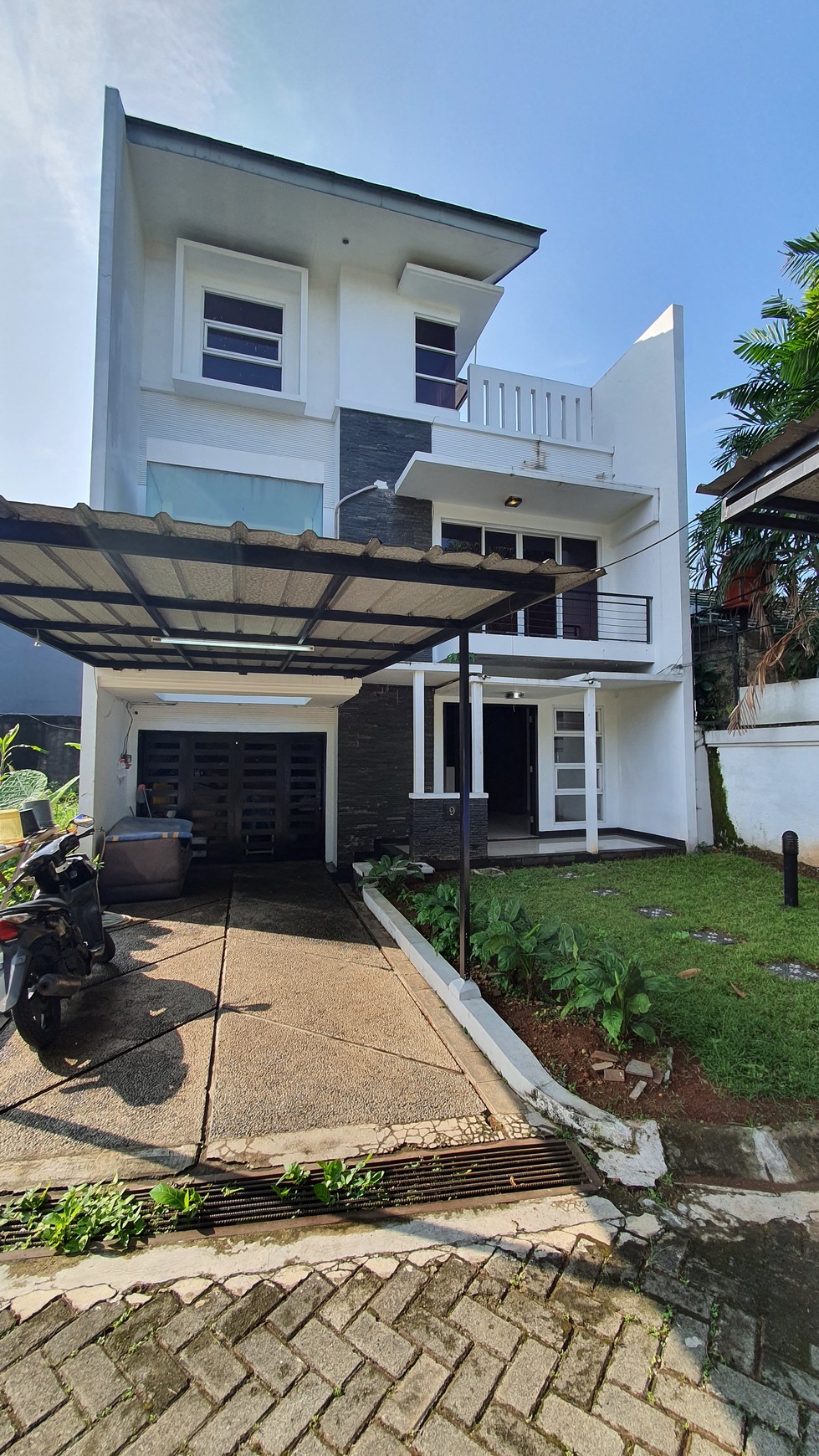 Rumah Cantik Split Level dengan Kolam Renang Andara Royal Fountain TownHouse