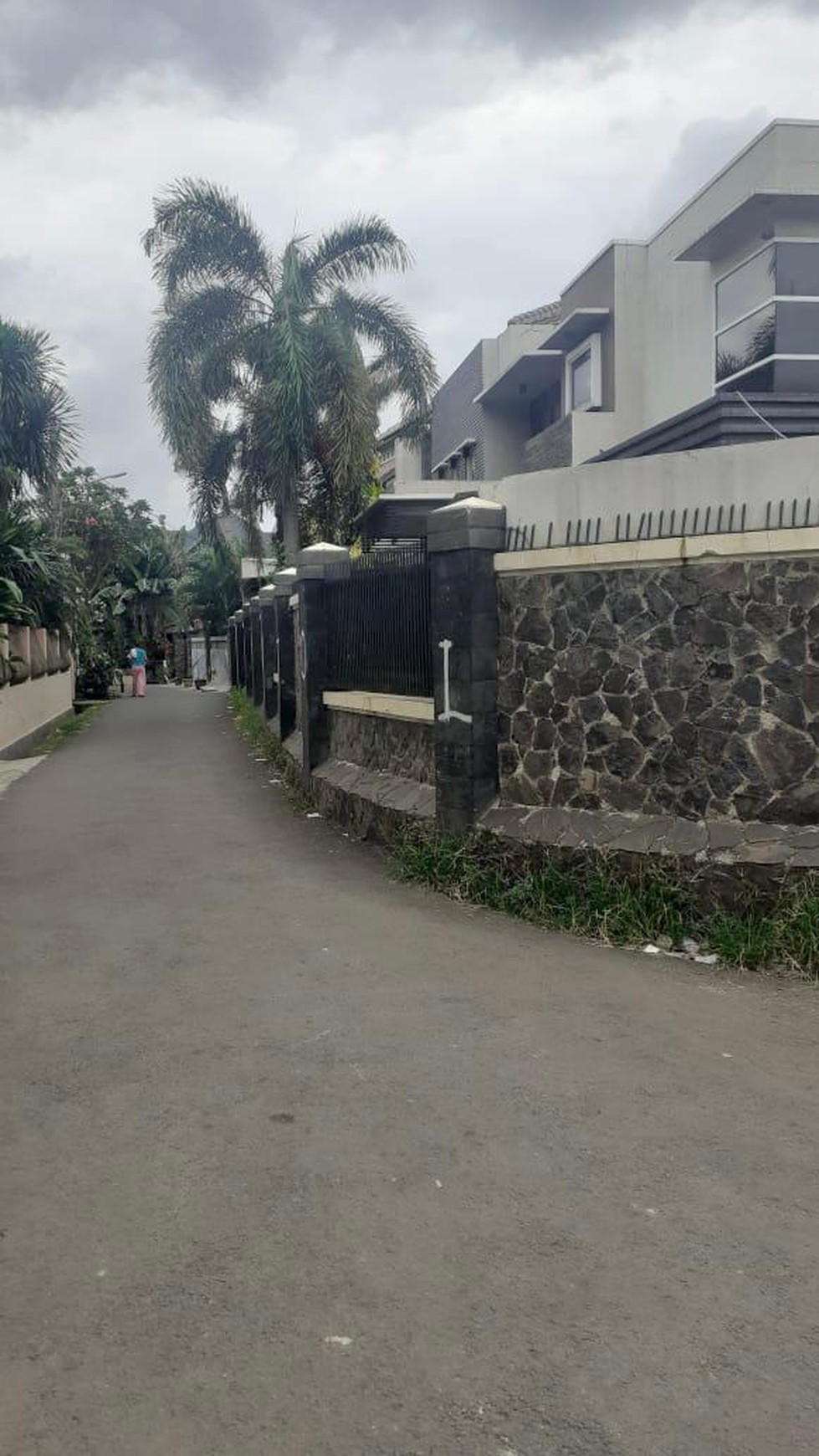 Rumah Gelatik Bintaro halaman luas asri dan terawat rapi