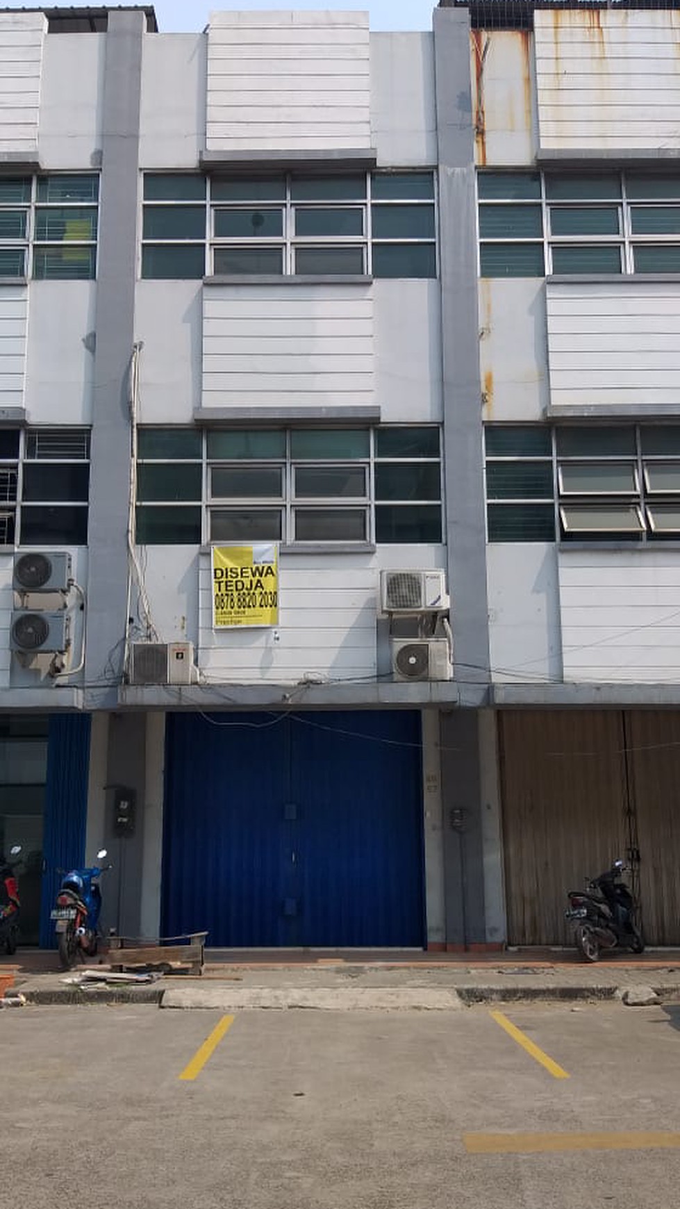 Lokasi terletak di kompleks usaha yg sdh berkembang