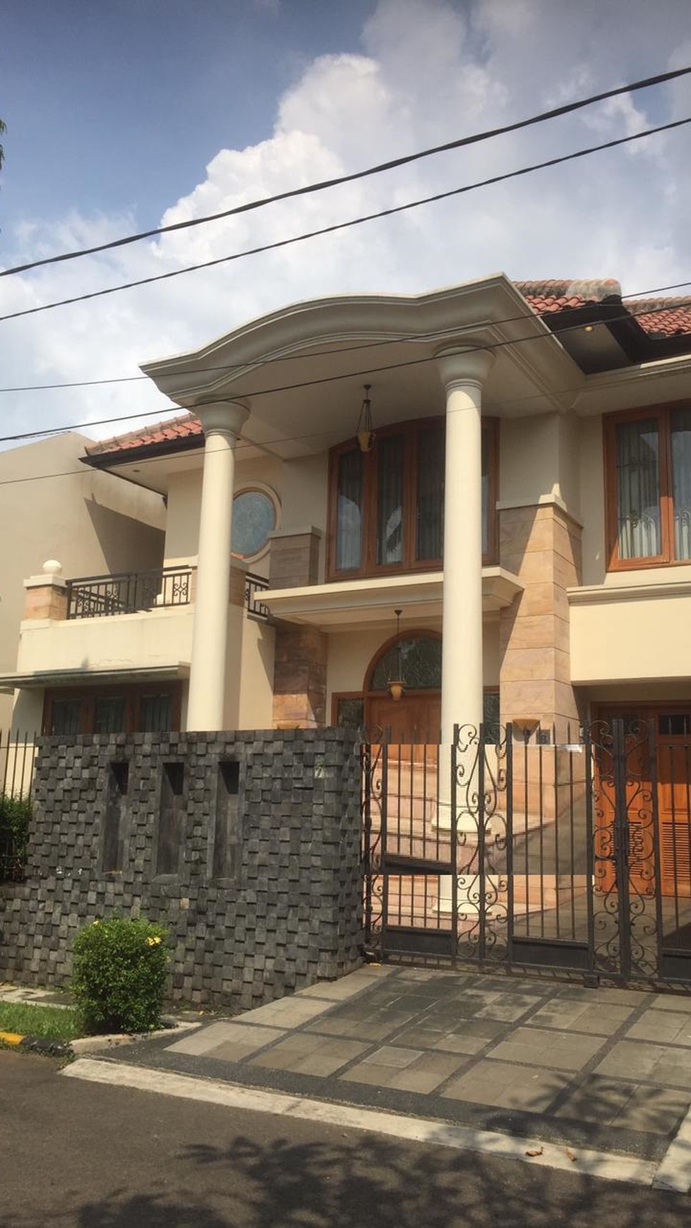 Rumah Maleo Bintaro mewah luas asri terawat rapi.