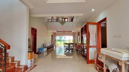 Rumah Maleo Bintaro mewah luas asri terawat rapi.