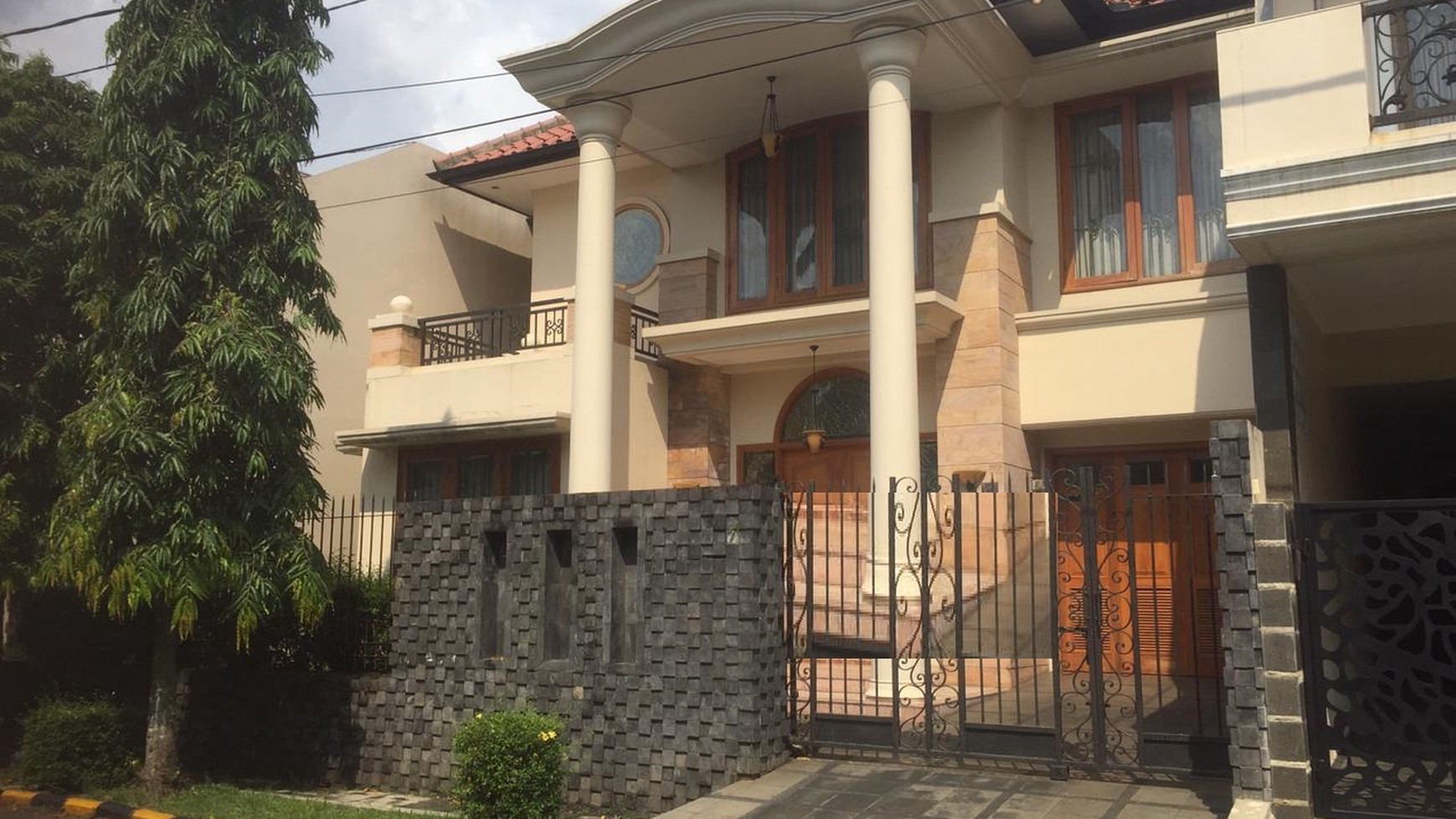 Rumah Maleo Bintaro mewah luas asri terawat rapi.