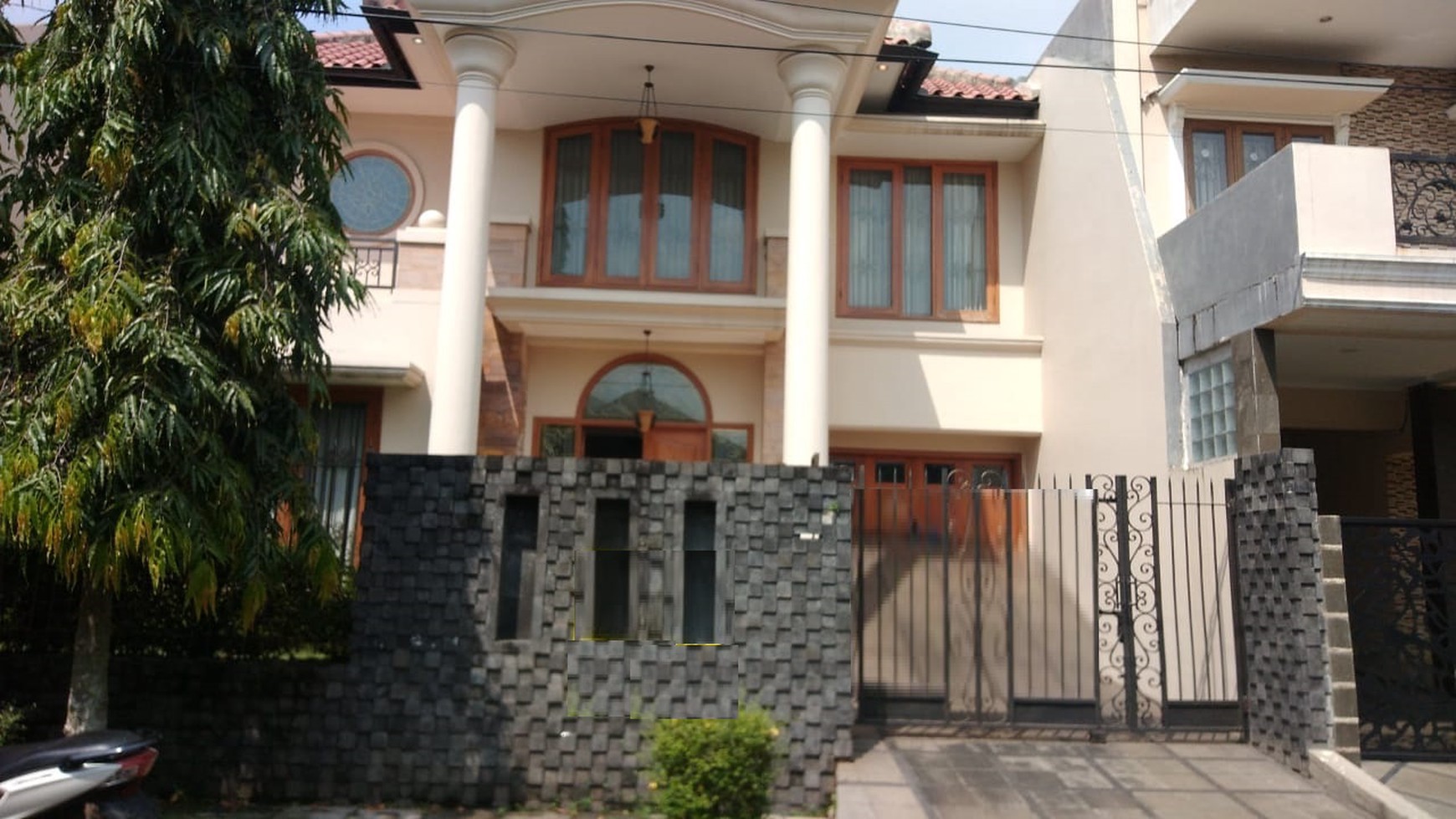 Rumah Maleo Bintaro mewah luas asri terawat rapi.