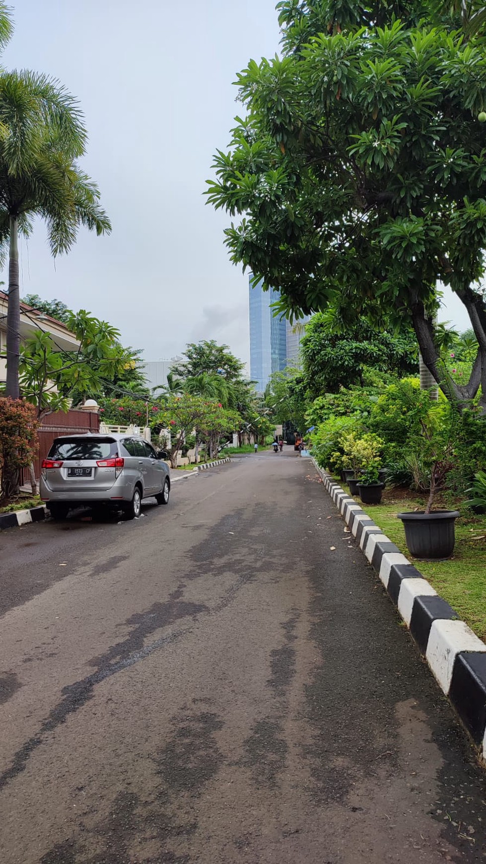 Rumah Hoek 2,5 Lantai yg Asri, Lokasi Ok dan Aman di Sunter