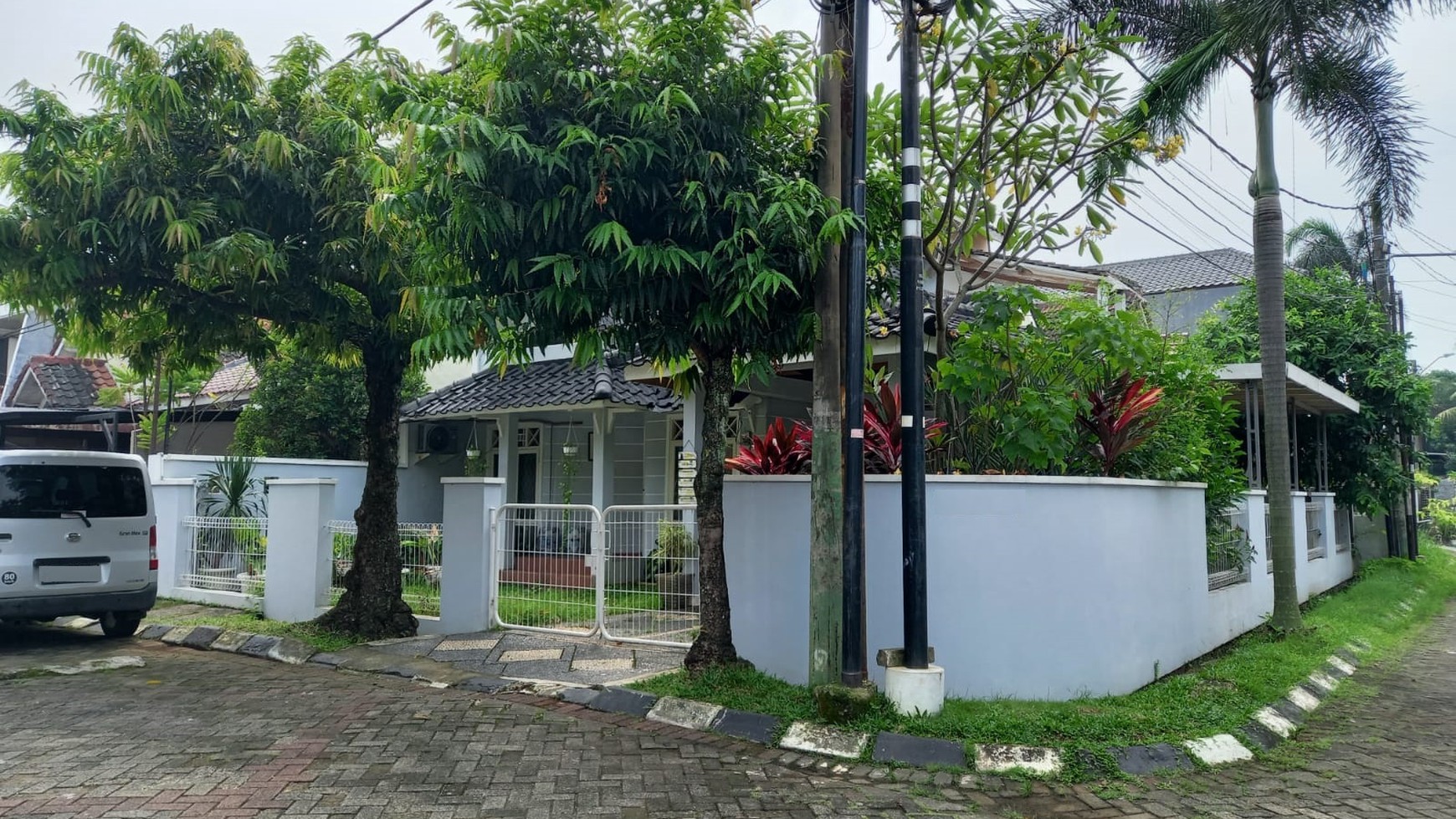 Rumah rapih, bangunan kokoh di Bintaro.