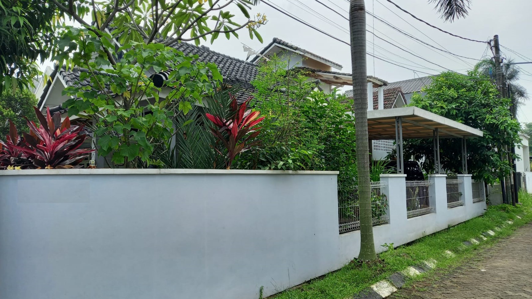 Rumah rapih, bangunan kokoh di Bintaro.