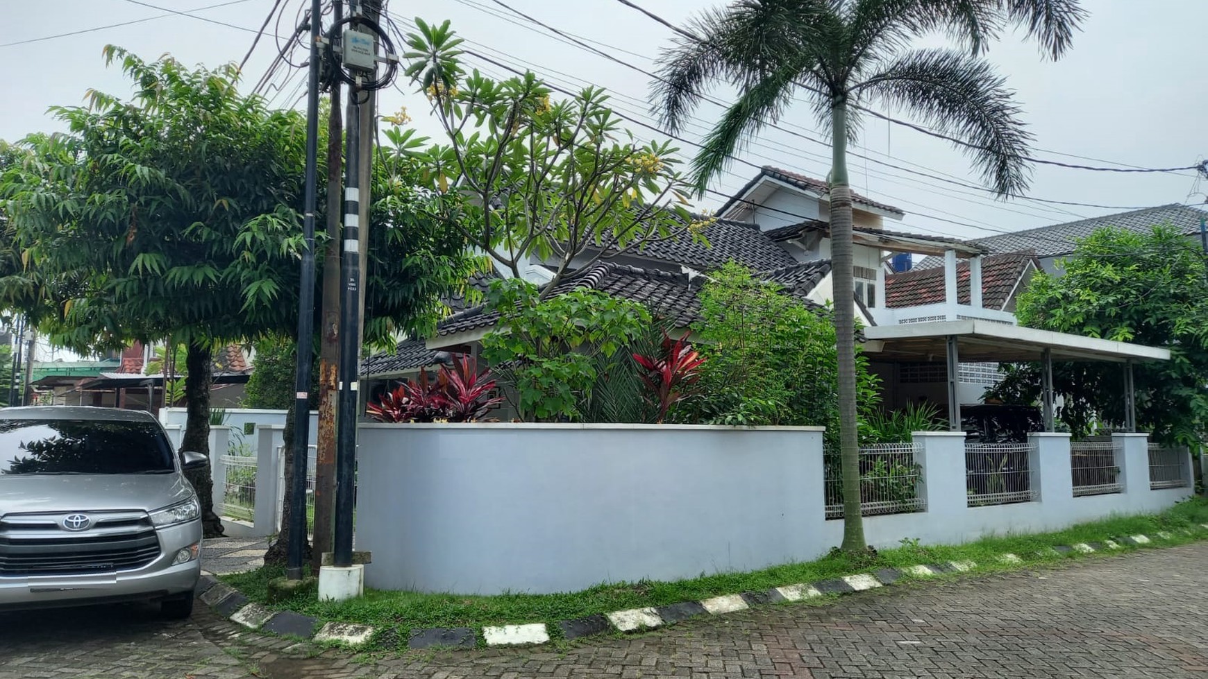 Rumah rapih, bangunan kokoh di Bintaro.