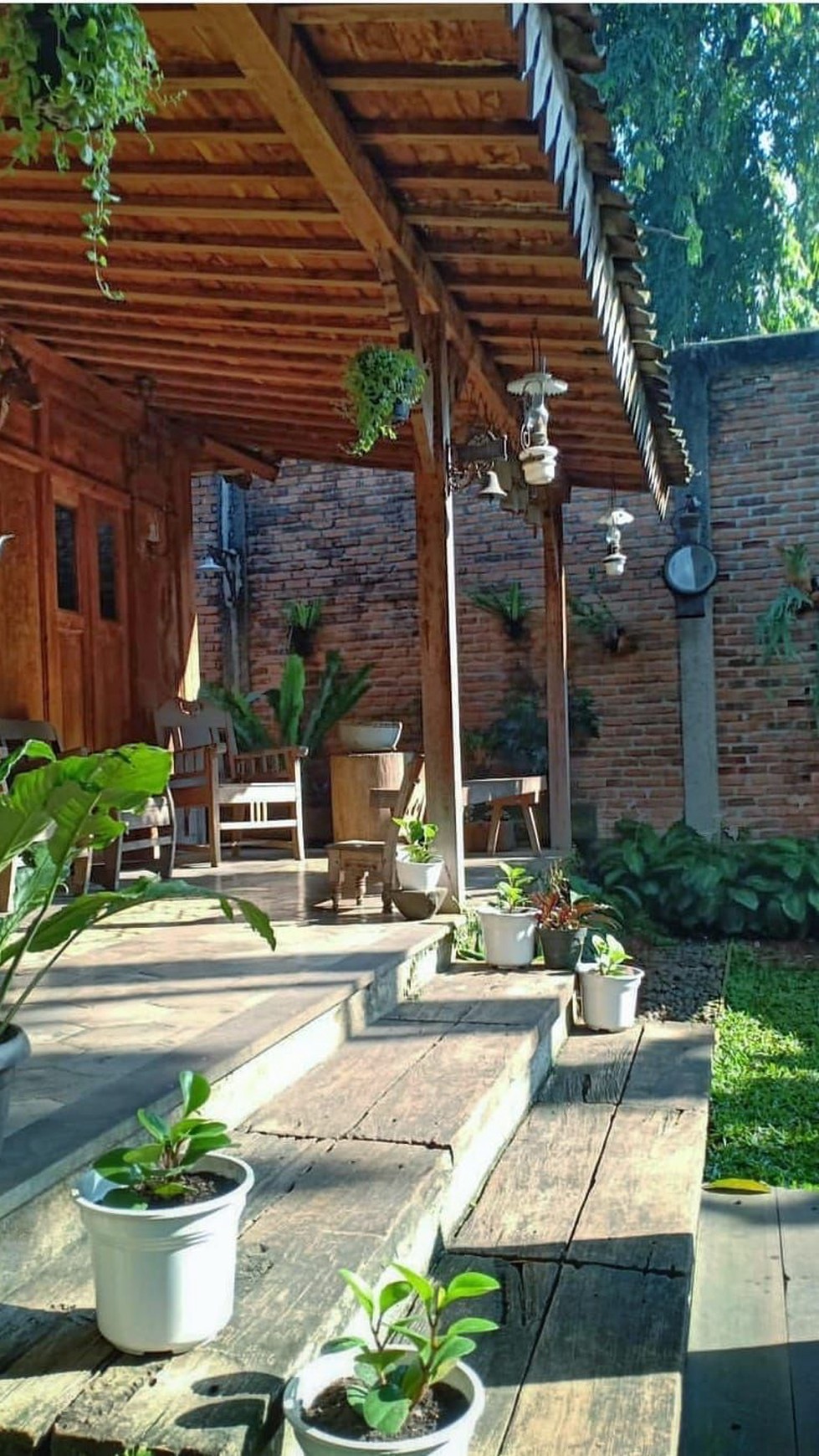 Rumah Nyaman, Bagus, dengan halaman yang luas dan Asri di Bintaro