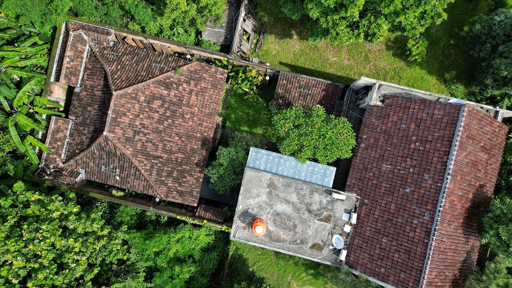 Rumah Nyaman, Bagus, dengan halaman yang luas dan Asri di Bintaro