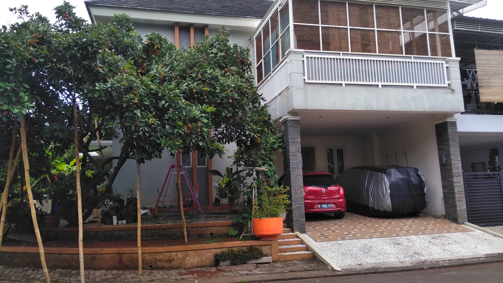 Di jual rumah hoek  depan taman2 lantai di kota wisata cibubur