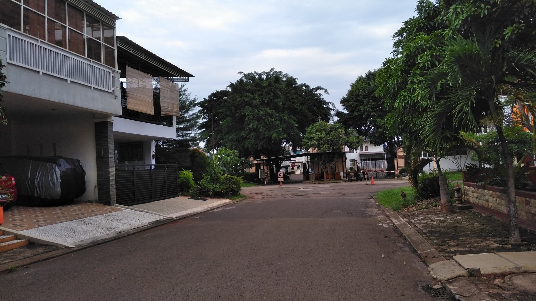 Di jual rumah hoek  depan taman2 lantai di kota wisata cibubur