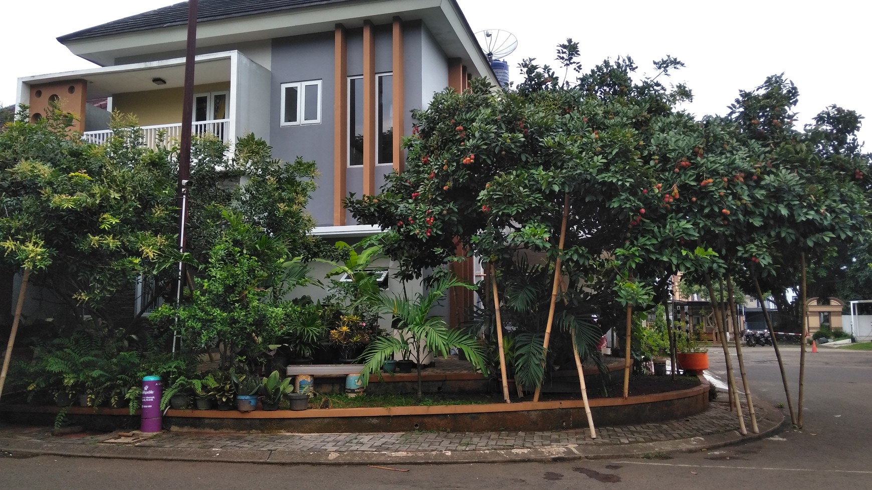 Di jual rumah hoek  depan taman2 lantai di kota wisata cibubur