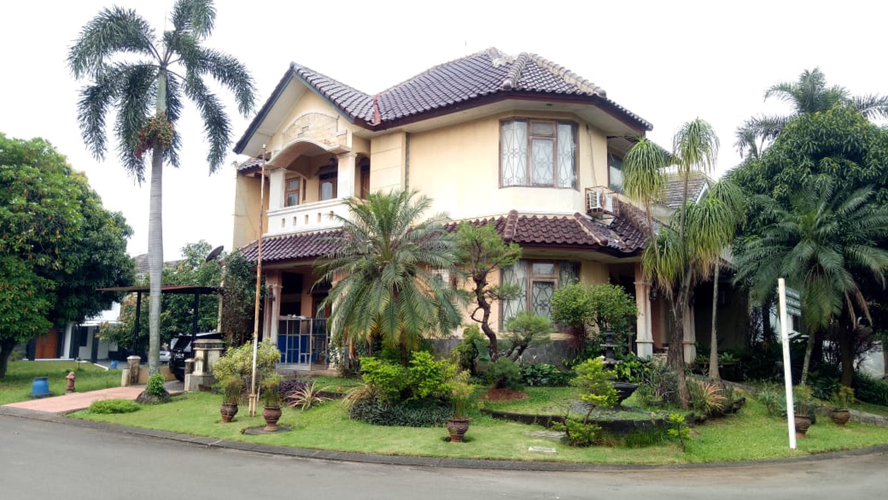 Di jual Rumah hoek  dan cantik 2  lantai di kota wisata cibubur harga nego