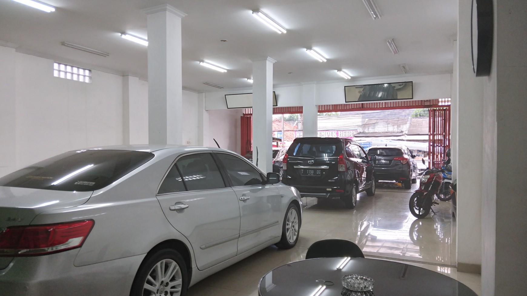 Showroom Mobil 2,5 lantai Lokasi pinggir jalan raya bantar gebang bekasi harga nego