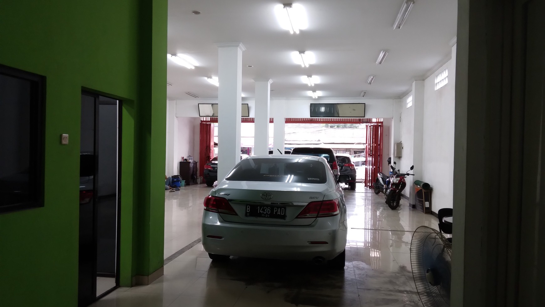 Showroom Mobil 2,5 lantai Lokasi pinggir jalan raya bantar gebang bekasi harga nego