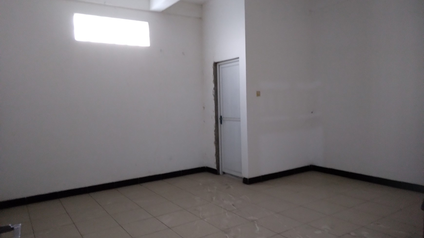 Showroom Mobil 2,5 lantai Lokasi pinggir jalan raya bantar gebang bekasi harga nego