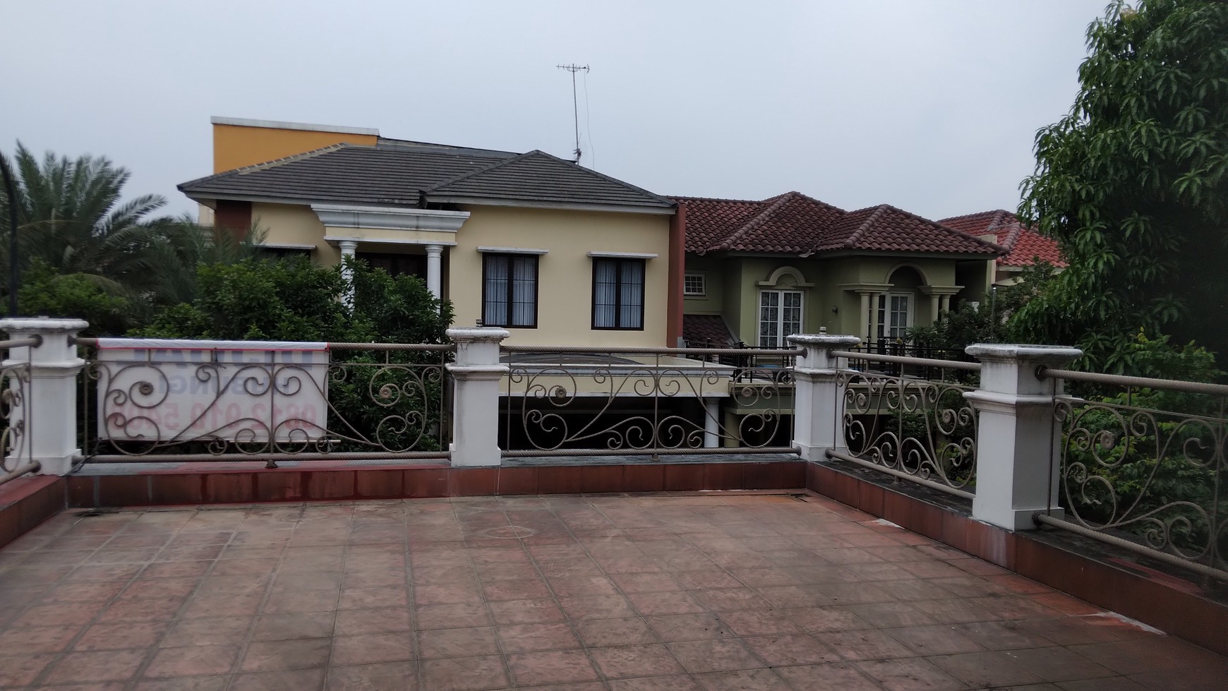 Rumah cantik 2 lantai di kota wisata cibubur harga nego