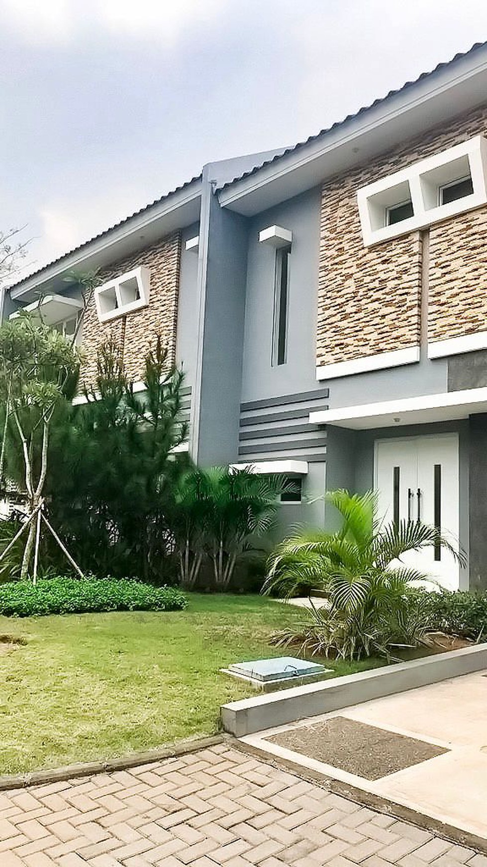 Rumah cantik 2 lantai di cluster depan legenda wisata cibubur