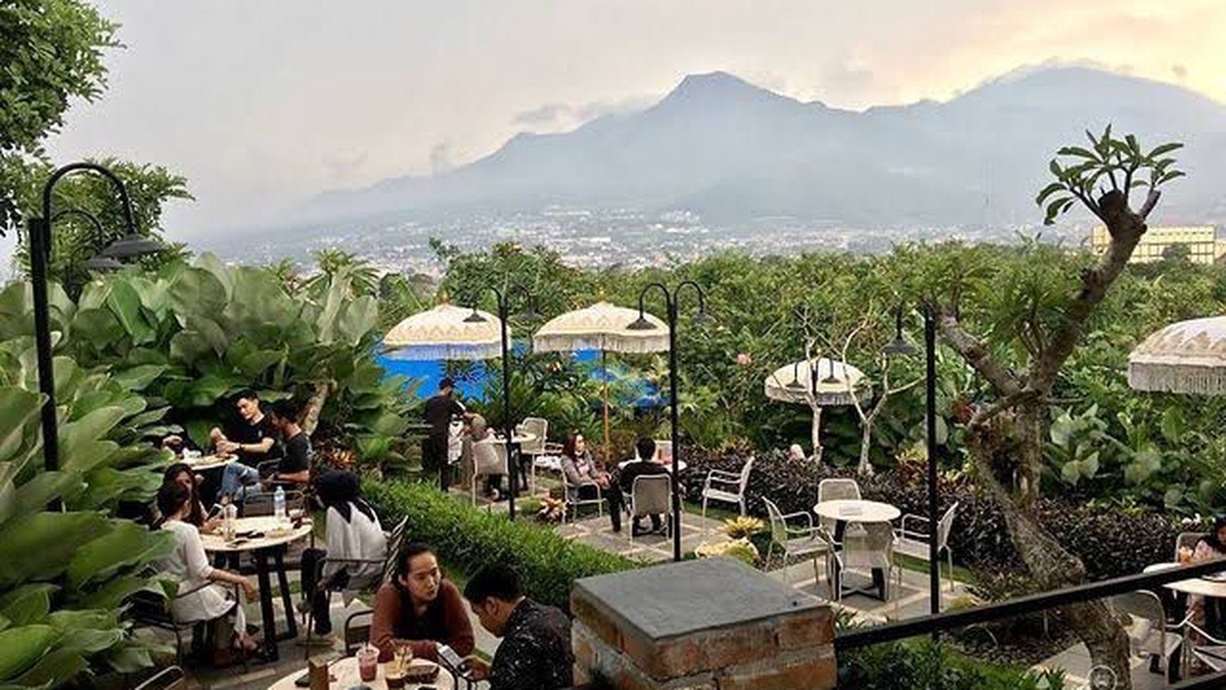 Cafe Monstera dan Rumah Mewah di Batu Malang Luas 2.398m2