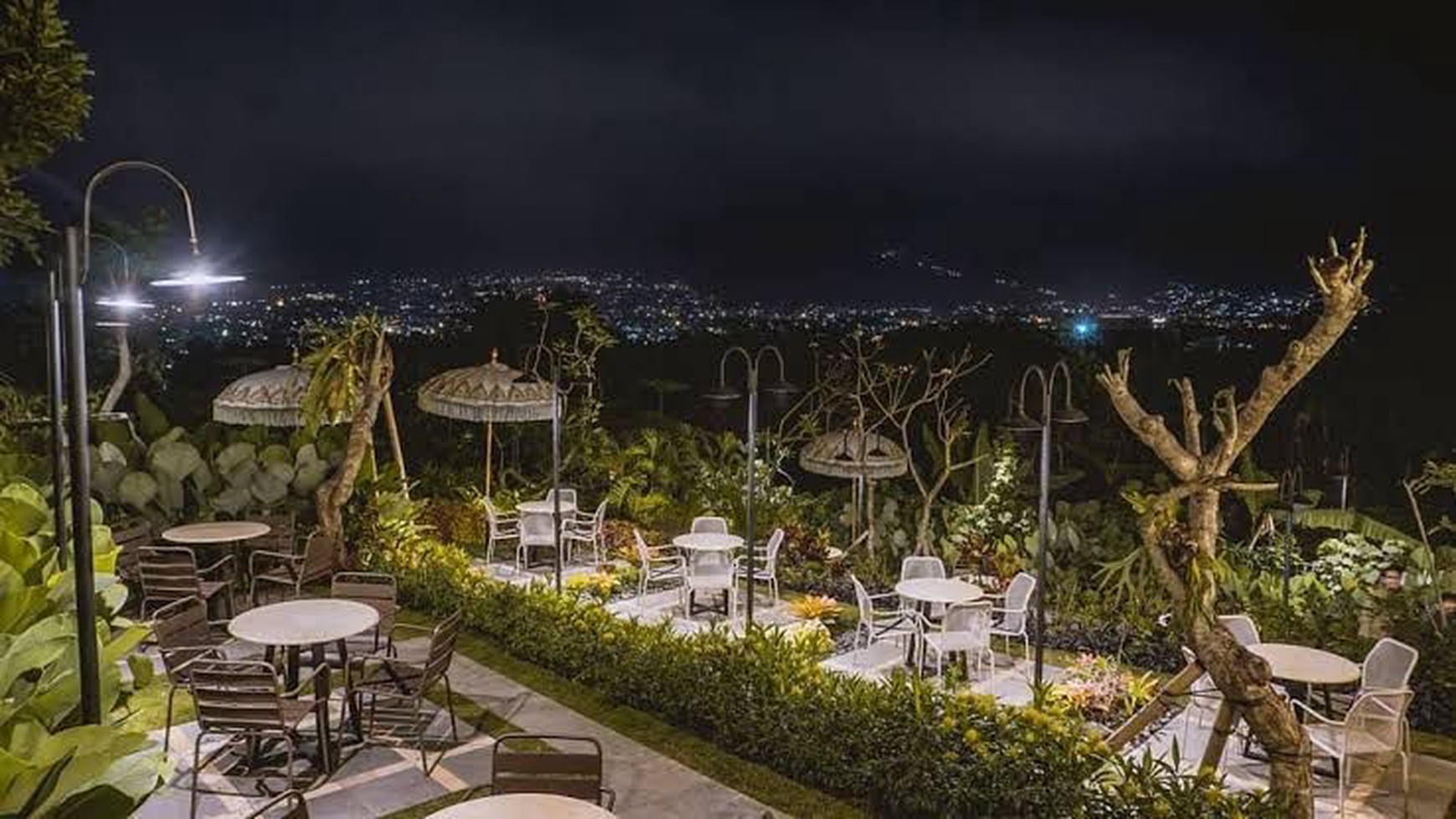 Cafe Monstera dan Rumah Mewah di Batu Malang Luas 2.398m2