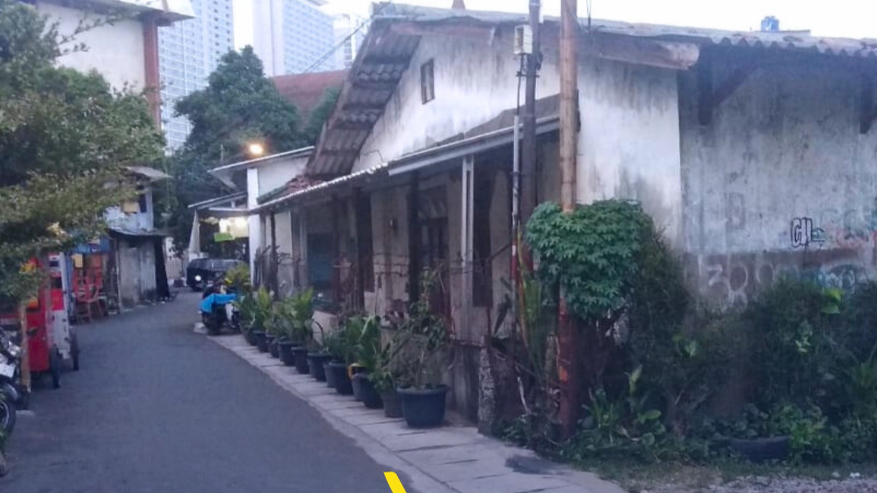 Rumah Tua Dan Gudang terletak di Tengah kota, Kwitang, Senen Jakarta Pusat