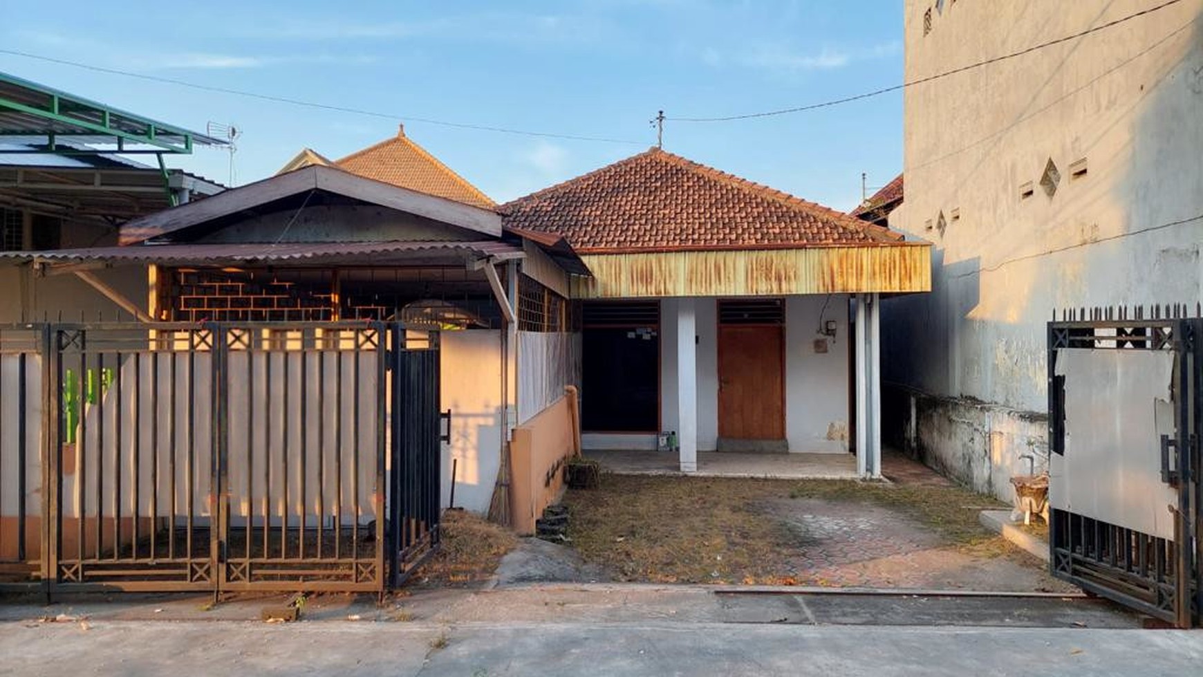 Rumah di samping jalan Jombang Kota area komersil