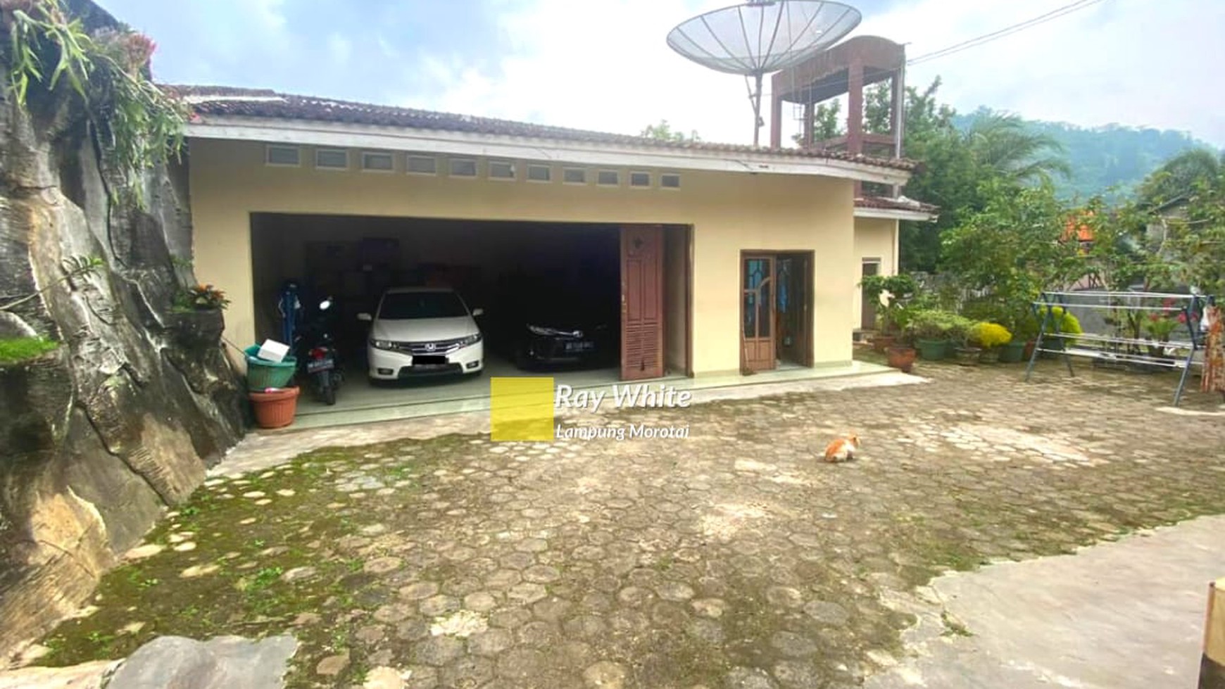 Dijual Rumah Dengan Pekarangan Luas sm