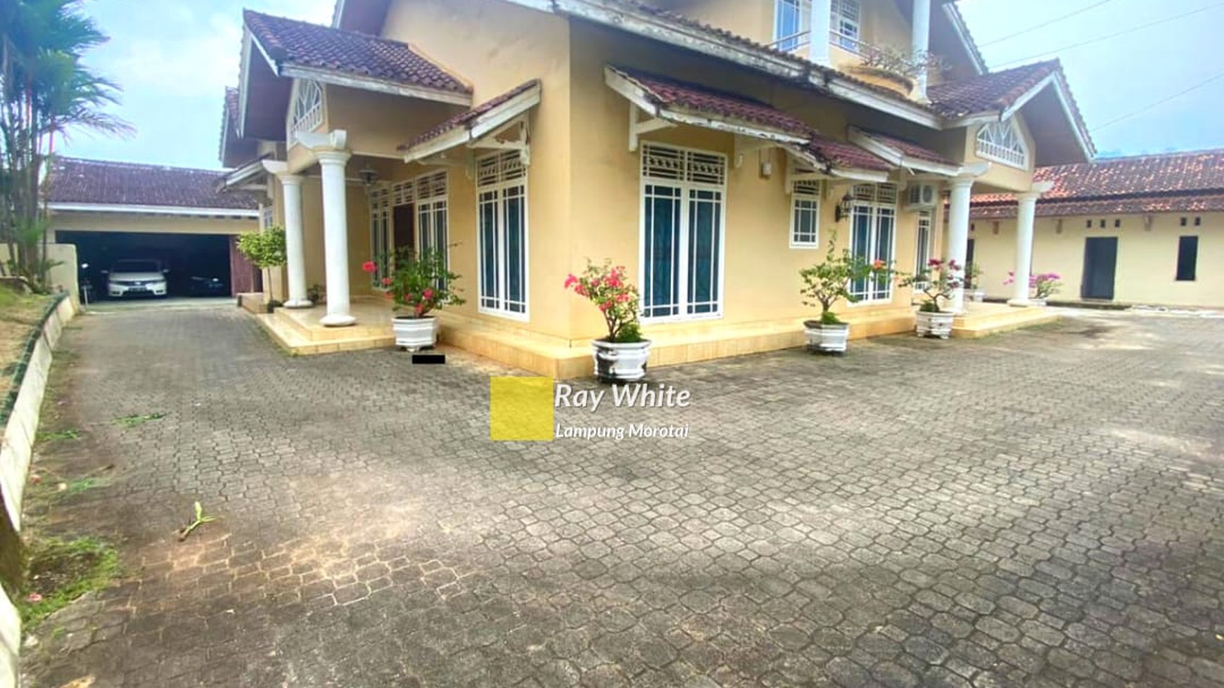 Dijual Rumah Dengan Pekarangan Luas sm