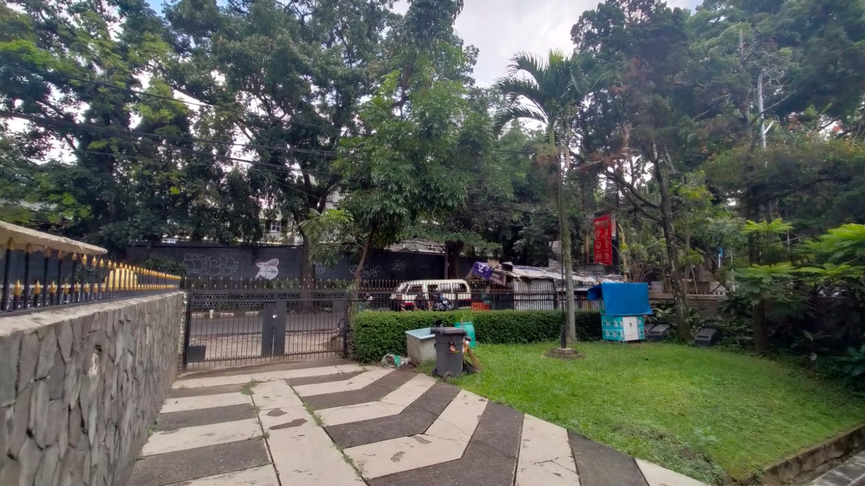 Rumah Asri Classic di Mainroad jl Cihampelas, Bandung