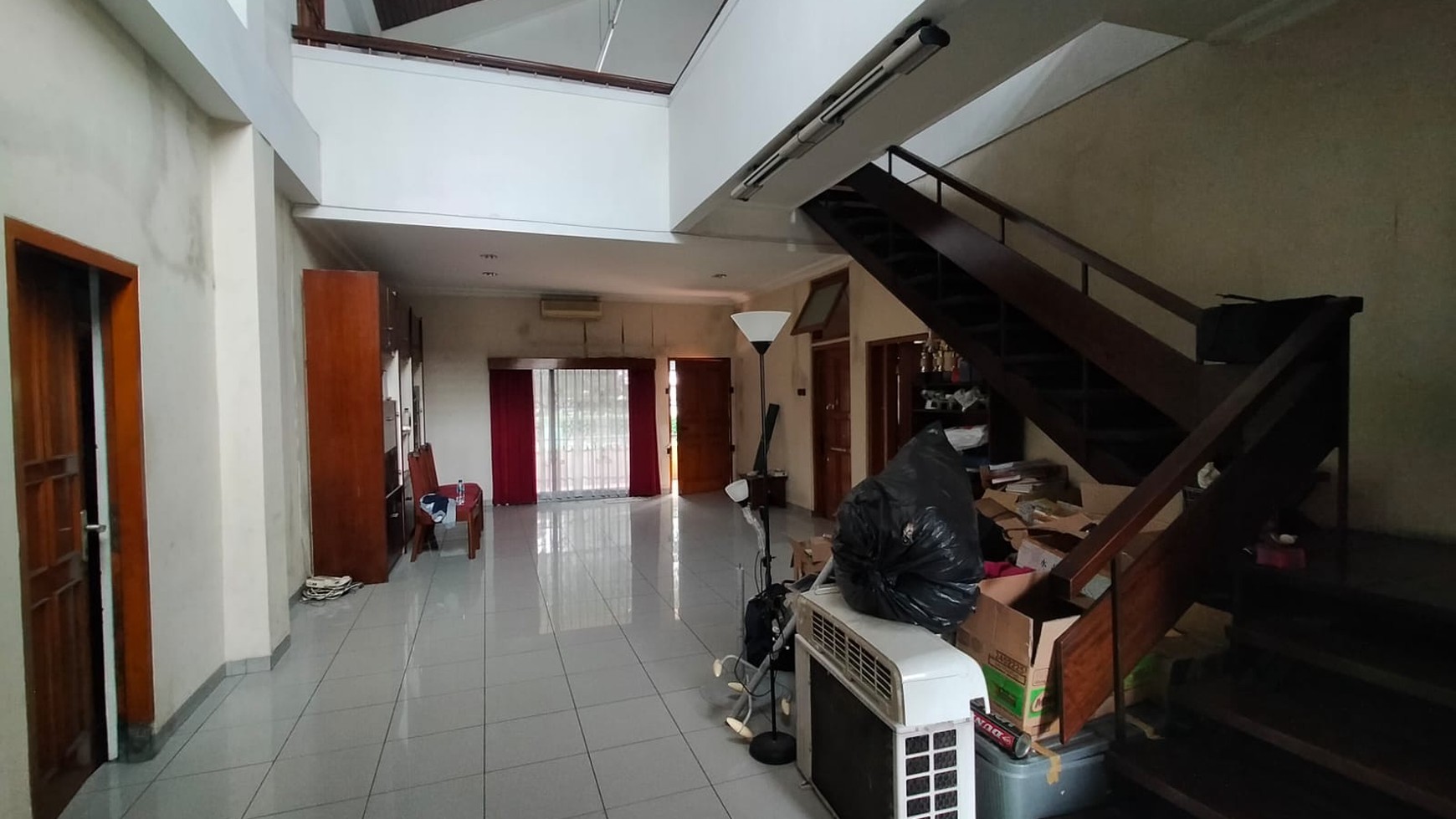 Rumah Asri Classic di Mainroad jl Cihampelas, Bandung