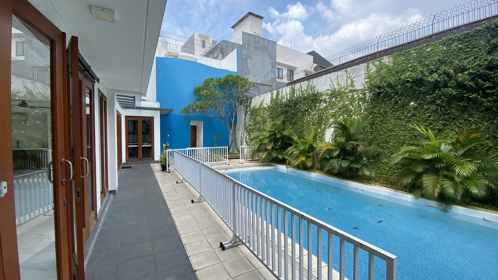 BRIGHT AND BEAUTIFUL HOUSE AT JAKARTA SELATAN