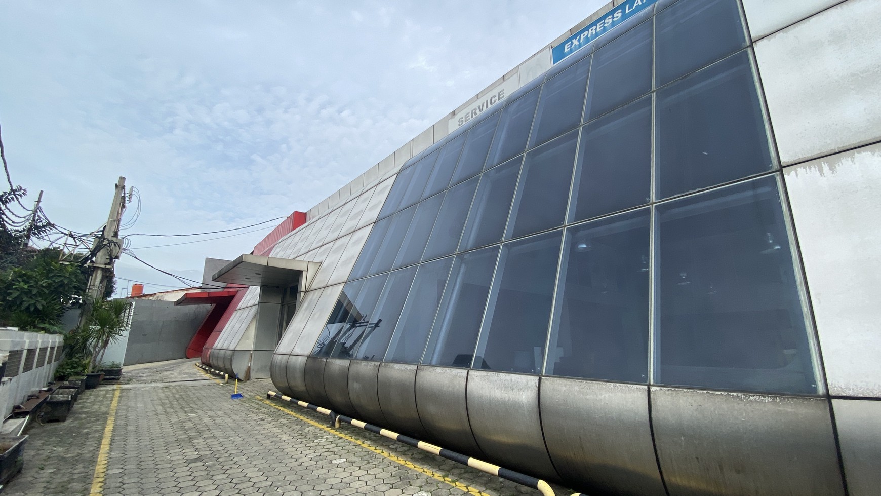 EX SHOWROOM DI ISKANDARSYAH PONDOK INDAH, JAKARTA SELATAN