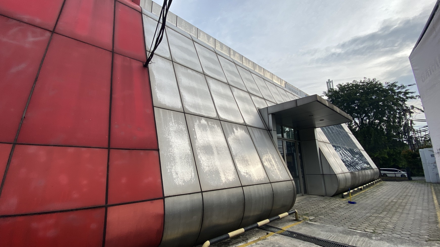EX SHOWROOM DI ISKANDARSYAH PONDOK INDAH, JAKARTA SELATAN