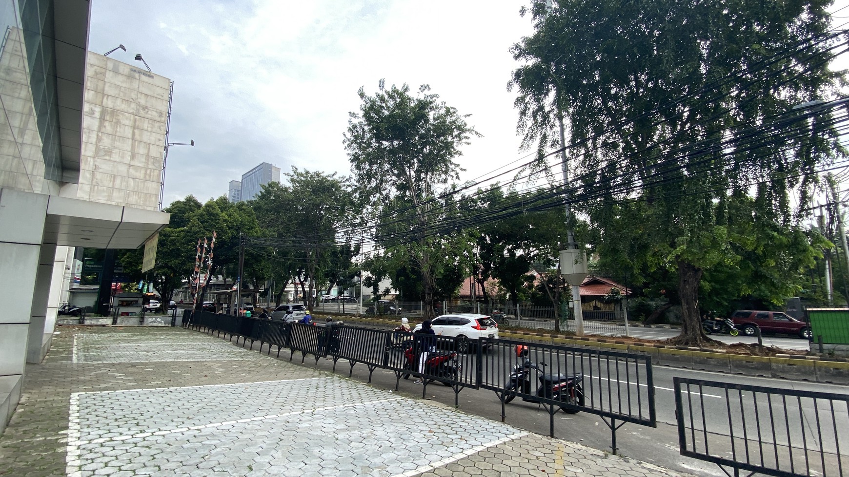 EX SHOWROOM DI ISKANDARSYAH PONDOK INDAH, JAKARTA SELATAN
