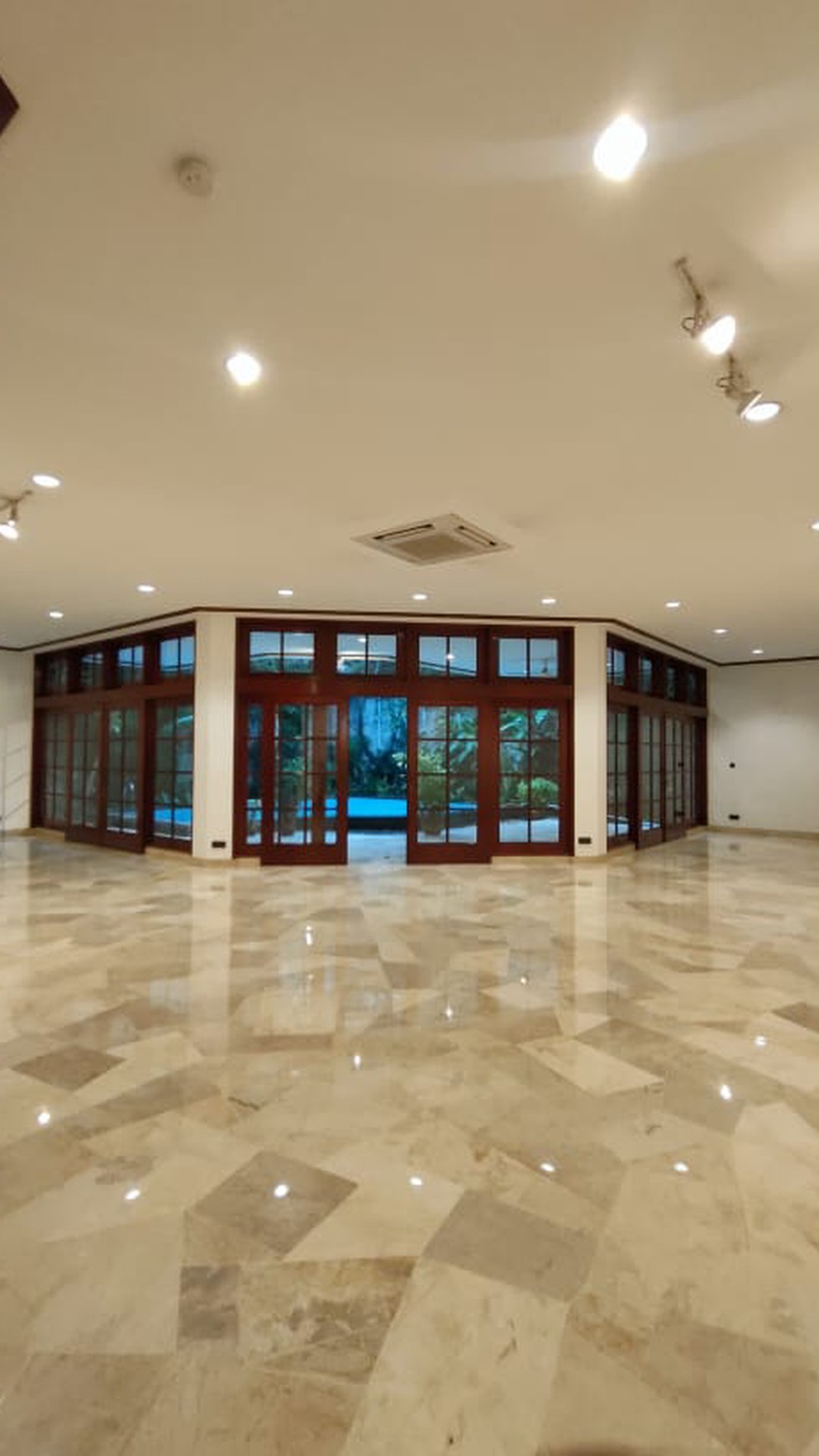 BIG AND BEAUTIFUL HOUSE AT SENOPATI AREA, JAKARTA SELATAN