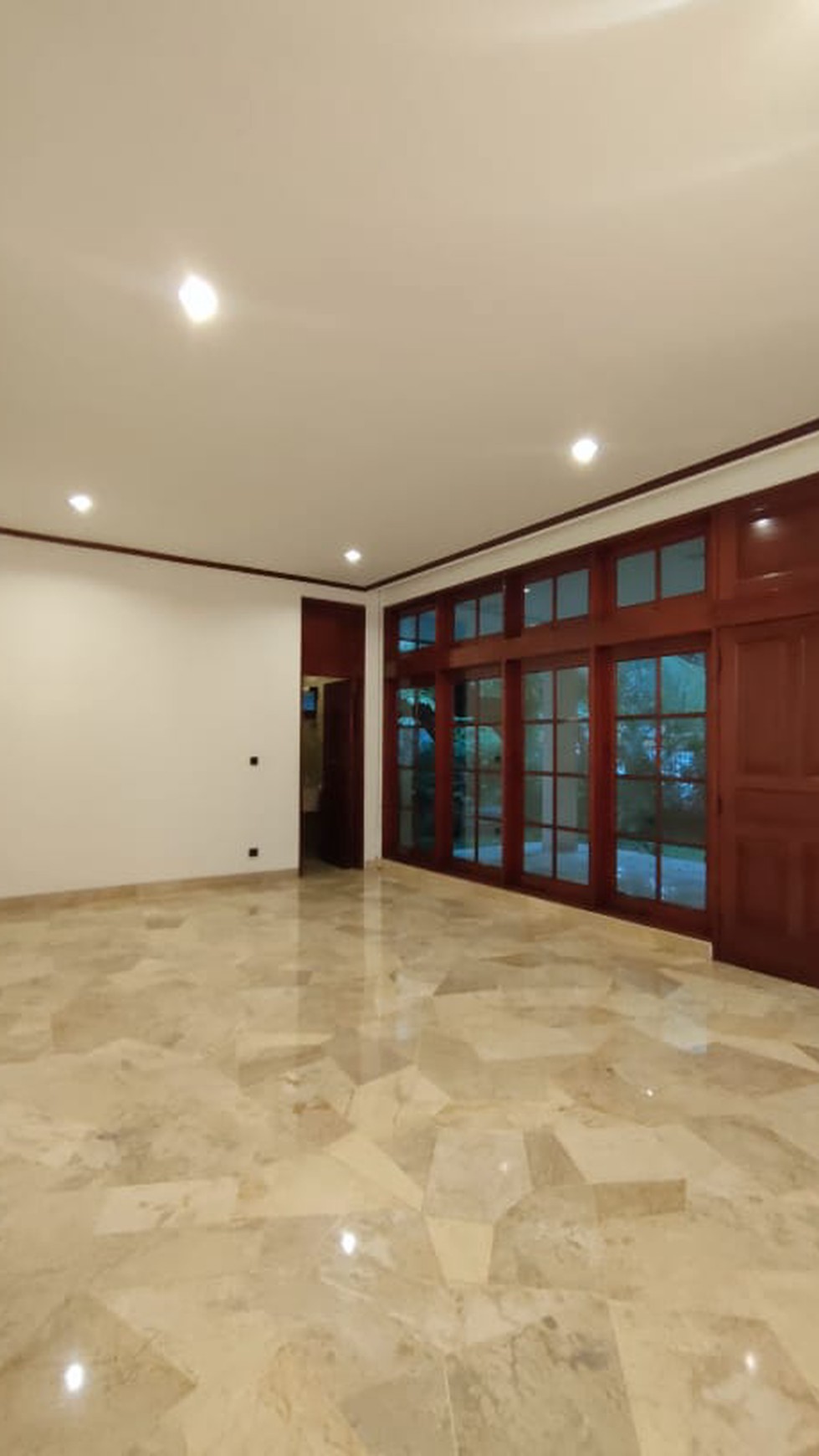 BIG AND BEAUTIFUL HOUSE AT SENOPATI AREA, JAKARTA SELATAN