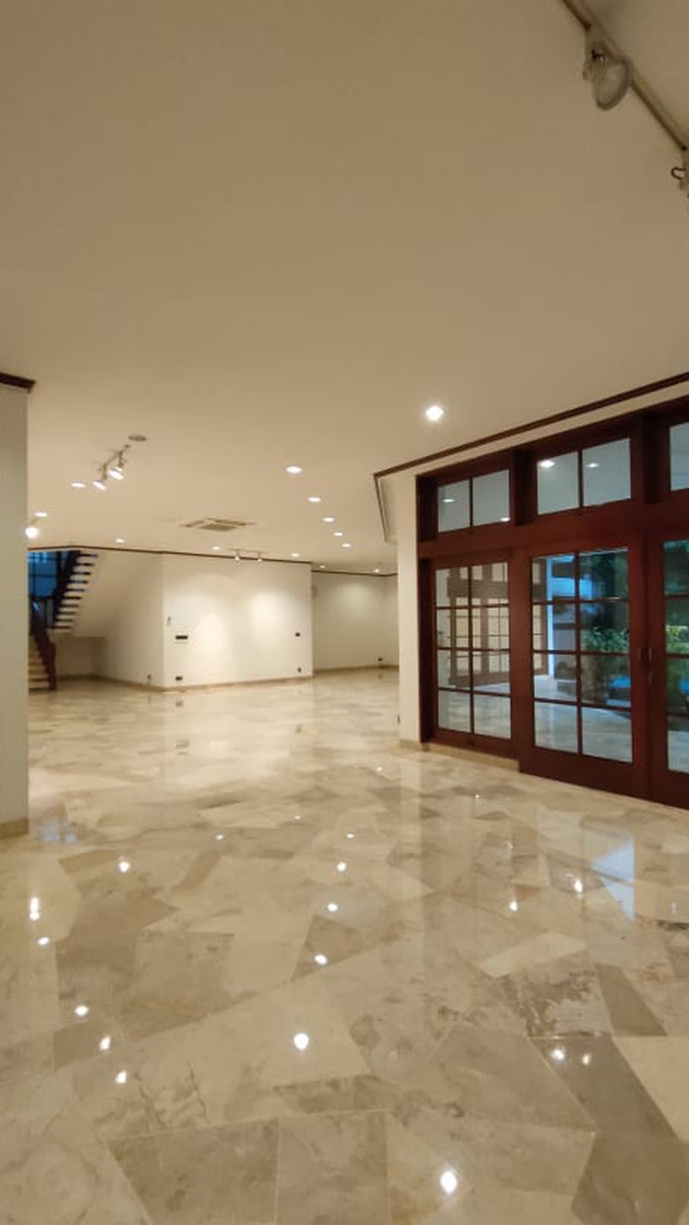 BIG AND BEAUTIFUL HOUSE AT SENOPATI AREA, JAKARTA SELATAN